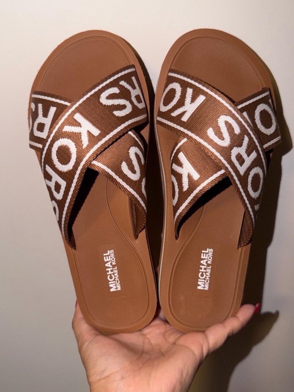 🤎Michael Kors~Criss Cross Logo Signature
Sandals Slides SIZE 7